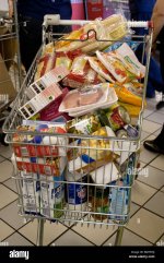 einkaufswagen-voll-in-einen-supermarkt-bmh5hj.jpg